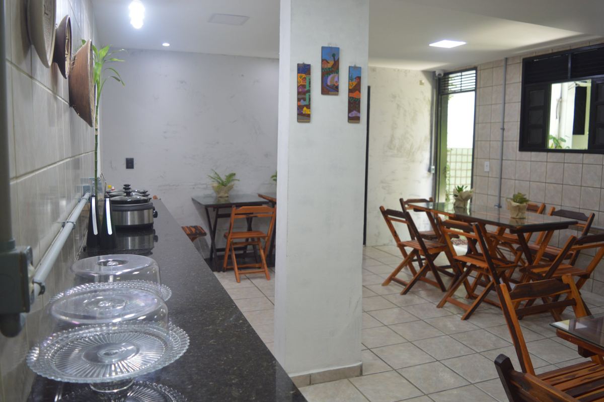 Sala do café da manhã com mesas de madeira